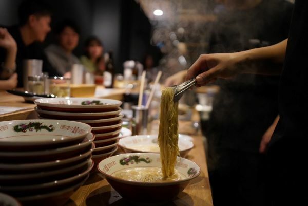 札幌・すすきので行列を作った月1営業の「豚骨拉麺大河」が常設店に　店内を飾る店主撮影の写真にも注目