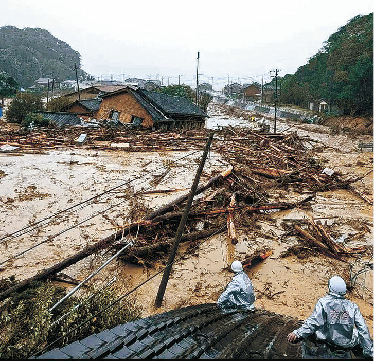 集落を流れる大量の土砂と流木。大谷郵便局の屋根から消防団員が撮影した＝９月２１日、珠洲市大谷町（加藤さん提供）