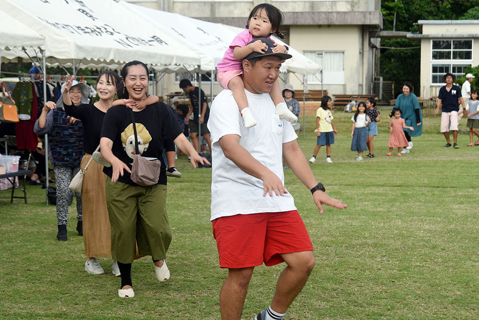 300人超が訪れ、出店や出し物に沸いた二中文化祭