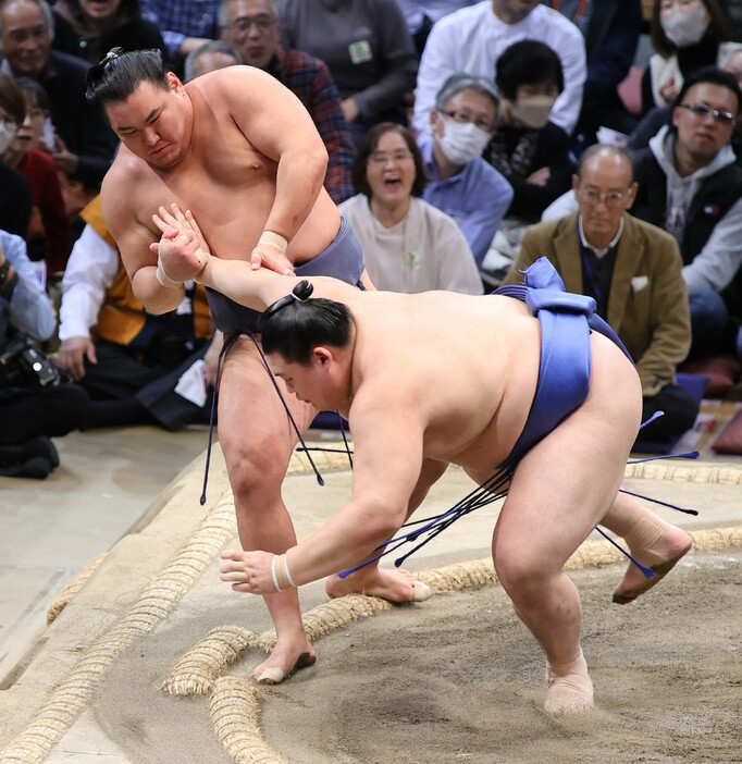 大相撲九州場所１３日目。豊昇龍（奥）はとったりで大の里を破る＝２２日、福岡国際センター