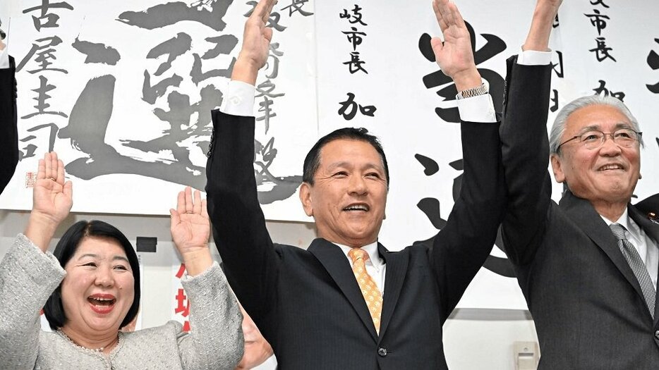 岐阜県恵那市長選で３選を確実にして万歳する小坂喬峰さん（中央）＝１０日午後９時２３分、恵那市内