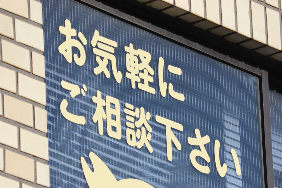 窃盗などの疑いで逮捕された探偵の事務所に掲げられていた広告（京都市中京区）