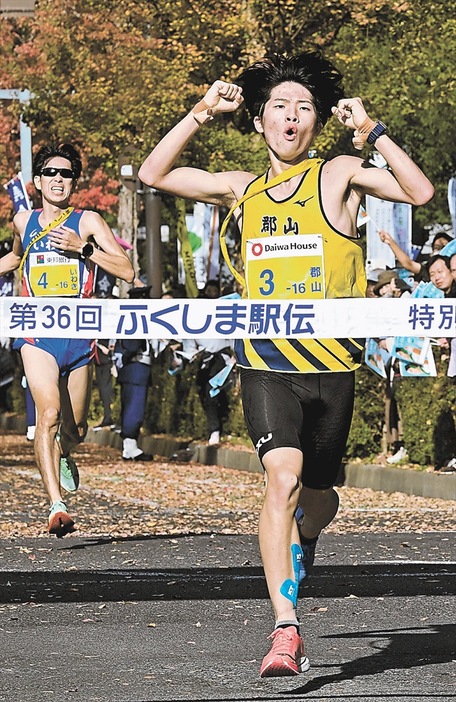 いわき市の１６区村上選手（左）との競り合いを制し、郡山市のアンカー橋本選手がフィニッシュする。郡山市は２年ぶり８度目の優勝を果たした