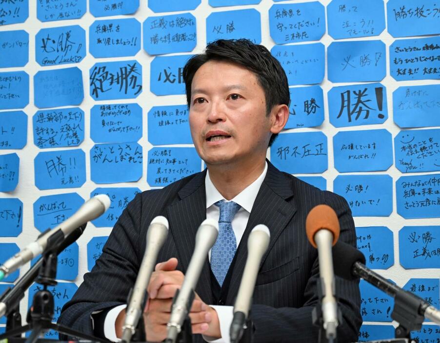 兵庫県知事選で再選を決め、心境や今後の抱負を語る斎藤元彦氏＝１８日午後、神戸市中央区（撮影・風斗雅博）