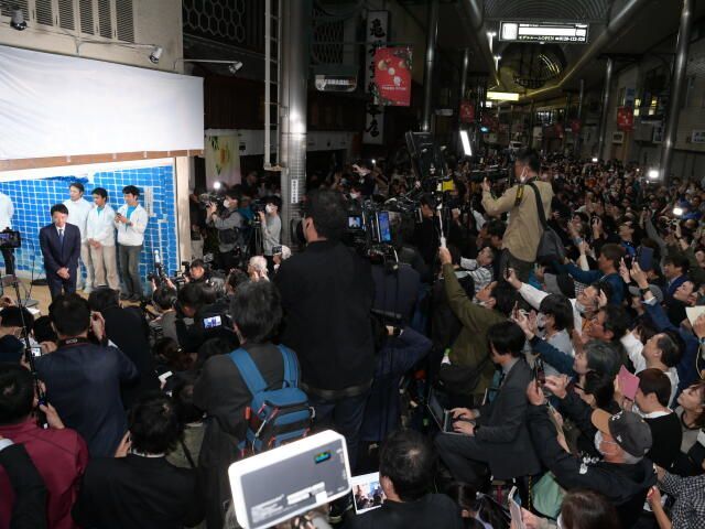 兵庫県知事選で当選確実になり、支援者らの声援に応える斎藤元彦氏（左）＝2024年11月17日、神戸市中央区、筋野健太撮影