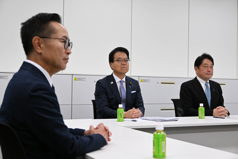 会談に臨む自民党の小野寺五典政調会長（右端）と国民民主党の浜口誠政調会長（中央）。左端は国民民主党の古川元久税調会長＝衆院第2議員会館で2024年11月8日午前11時3分、平田明浩撮影