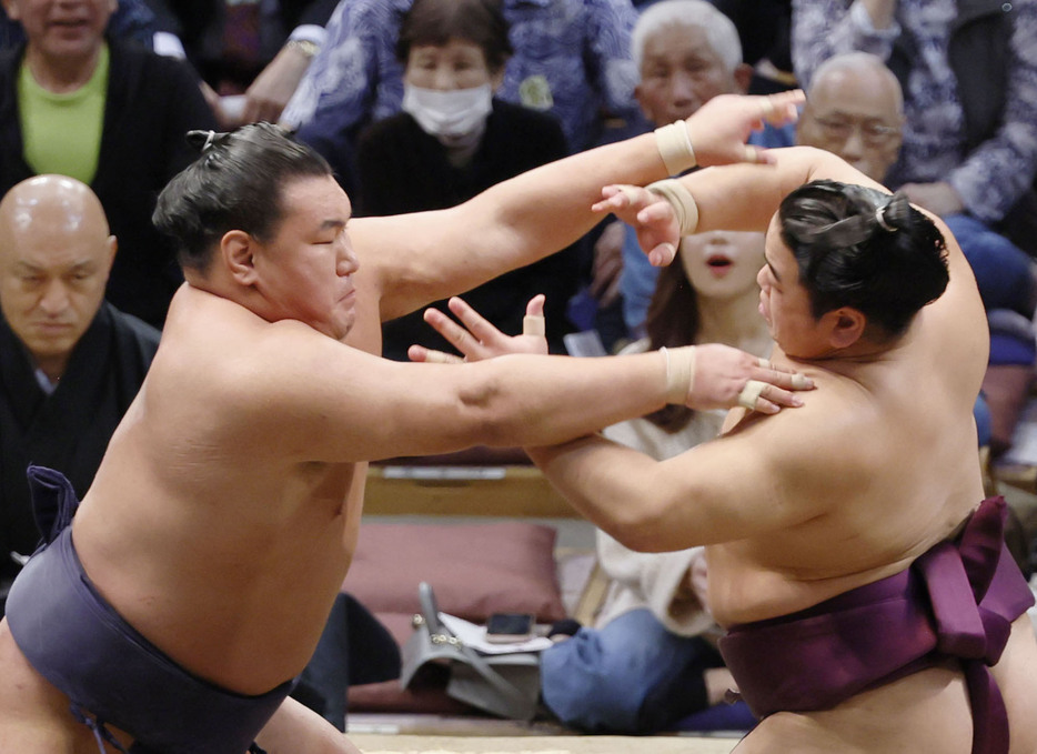 平戸海（右）を攻める豊昇龍。押し出しで下す＝福岡国際センター