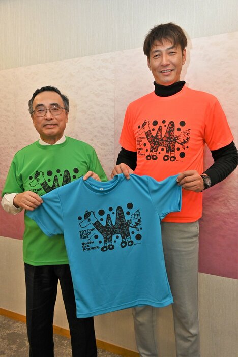 深沢市長（左）に贈呈されたバディアートＴシャツ＝１８日、鳥取市役所