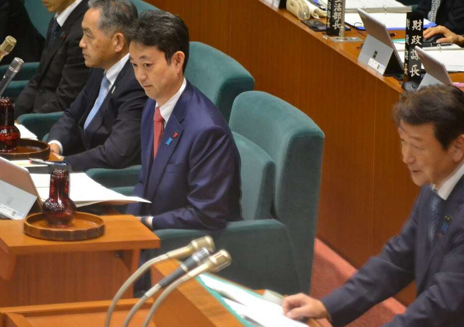 12月定例県議会の代表質問に臨む熊谷俊人知事（中央）＝21日、県議会