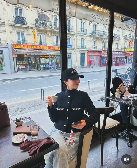 親友とフランス旅行を満喫中！【写真：アン・シネのInstagram（@shinaeahn）より】