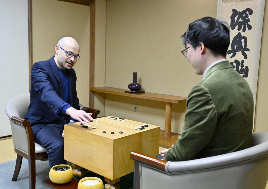 井山裕太三冠（右）と記念対局するデミス・ハサビス氏＝21日午後、東京都千代田区の日本棋院