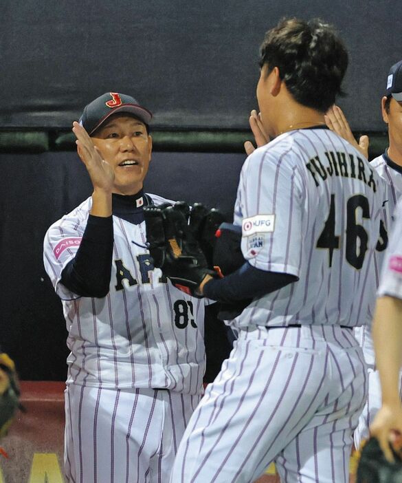 キューバに勝利し、藤平（右）とタッチを交わす井端監督