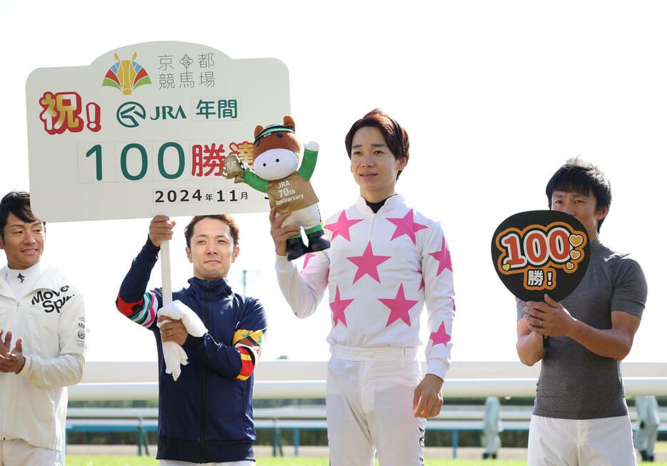 京都1R、記念写真に納まる年間100勝を達成した松山騎手（右から2人目）（撮影・白石智彦）