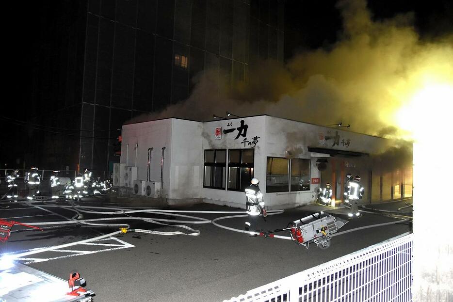 ラーメン店の消火活動に当たる消防署員ら＝11月10日午後9時45分ごろ、福井市高木中央3丁目