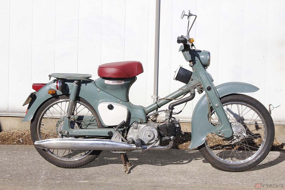 ぼくの生誕年月と同じ1962年10月頃の生産車と思われる、ホンダスーパーカブC100。カラーリングの名称は「ディープグリーン」です。フルレストアすることなく、現状維持で走らせていこうと思いますが、前後スポークだけはユニクロメッキの輝きが欲しいです