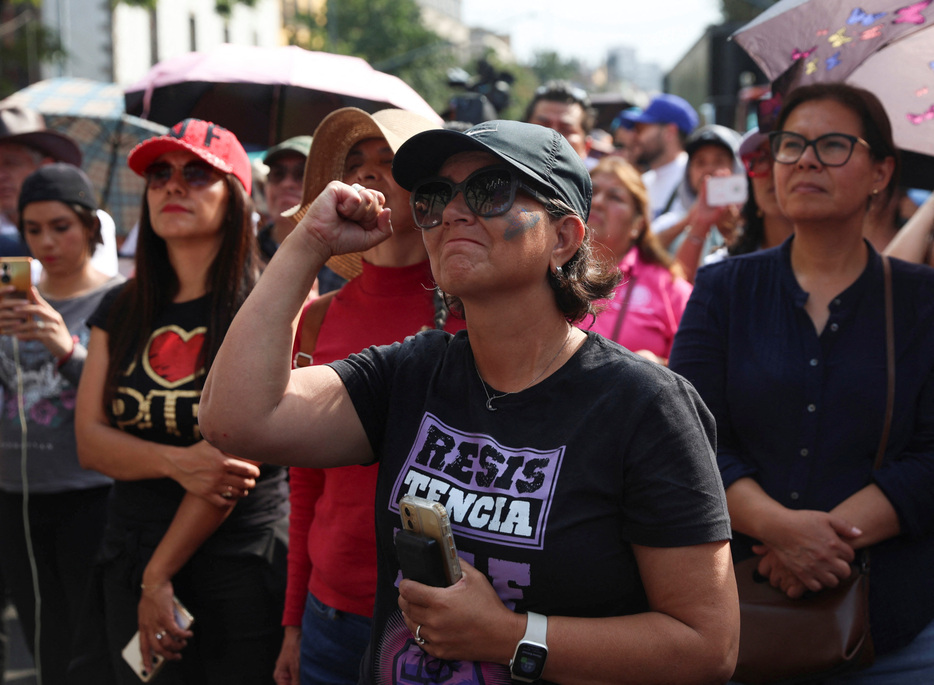 　１１月５日、裁判所判事の直接選挙を柱とするメキシコ司法改革の是非を巡り、同国最高裁は判決で合憲を言い渡した。写真は５日、メキシコのメキシコシティにある最高裁判所前で撮影（２０２４　ロイター／Luis Cortes）