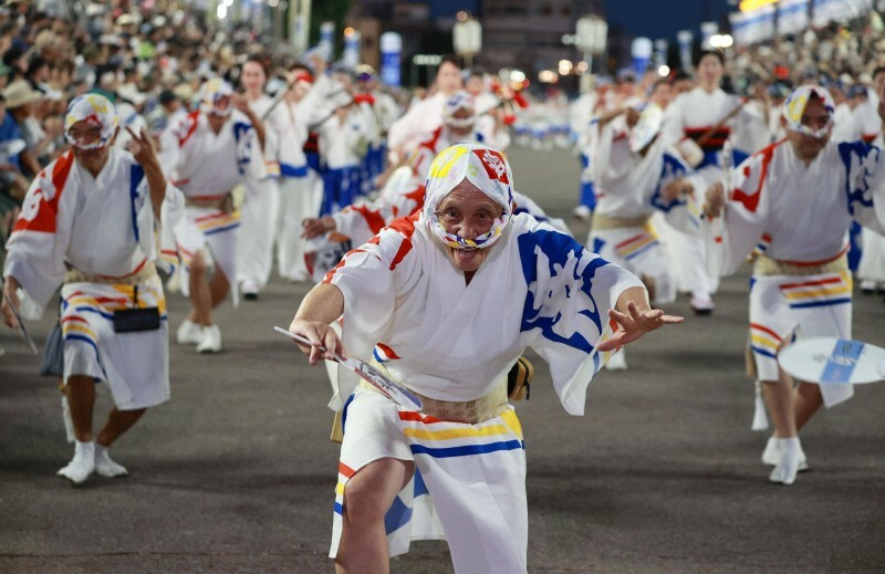 法被姿でダイナミックに「男踊り」を披露する踊り子たち＝2024年8月12日午後、三村政司撮影