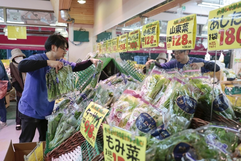 スーパー「アキダイ関町本店」の売り場＝22日、東京都練馬区