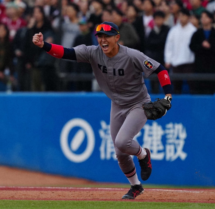 早大戦に勝利し、ガッツポーズする慶大・清原（撮影・木村　揚輔）