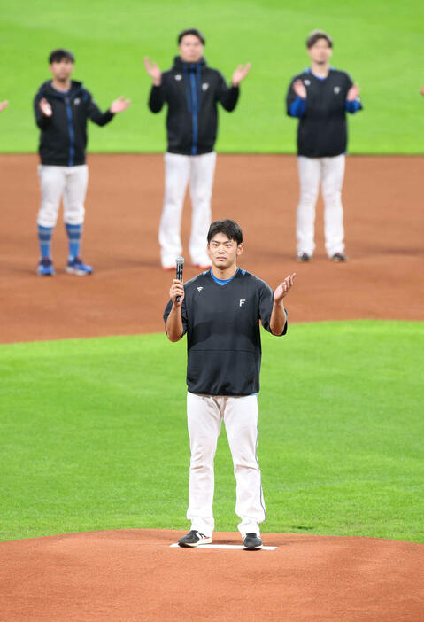 秋季キャンプを打ち上げ手締めをする日本ハム野村（撮影・黒川智章）