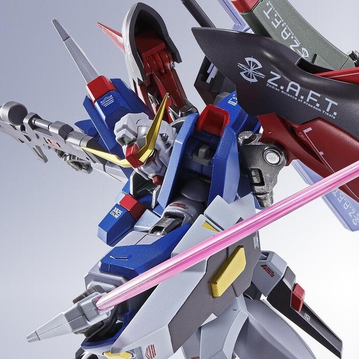 「機動戦士ガンダムSEED DESTINY」のデスティニーガンダムのフィギュア「METAL ROBOT魂＜SIDE MS＞デスティニーガンダム［Re：Coordinate］」（c）創通・サンライズ