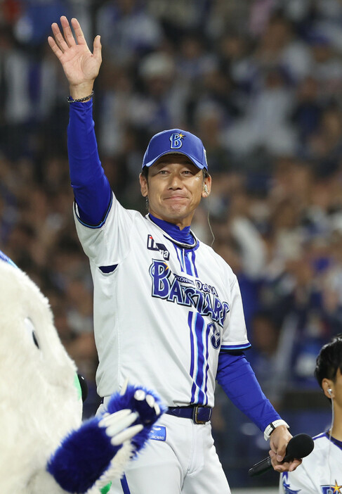 日本一に輝き、観客の声援に応えるＤｅＮＡの三浦監督＝３日、横浜