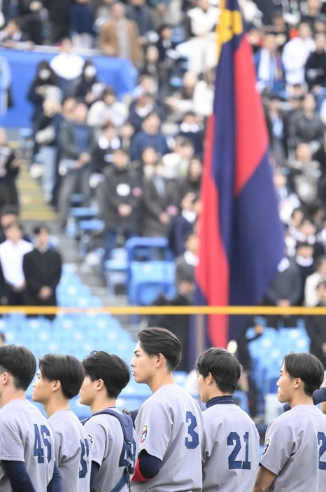 プロ野球界のレジェンドである父・和博さんにあこがれ、背番号3を着けた。エール交換では塾歌を聞き入った[写真=矢野寿明]