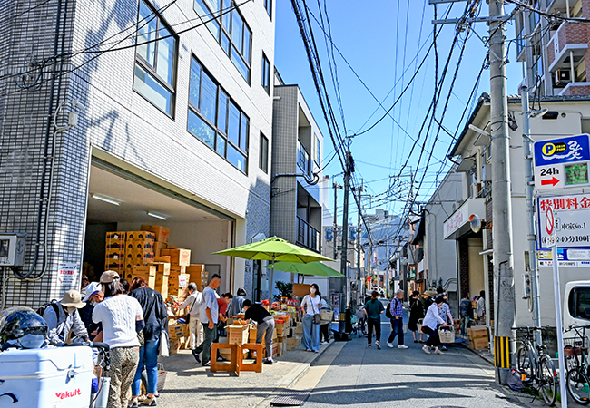 通りを挟んで2つの倉庫を開放。待ちかねた人がオープン前からやって来ます