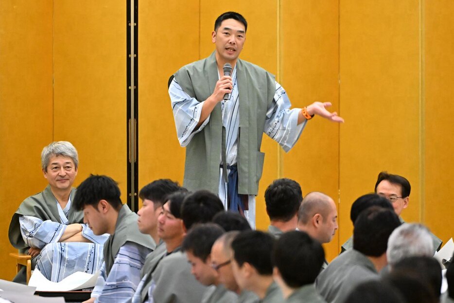 乾杯の挨拶をする阿部慎之助監督