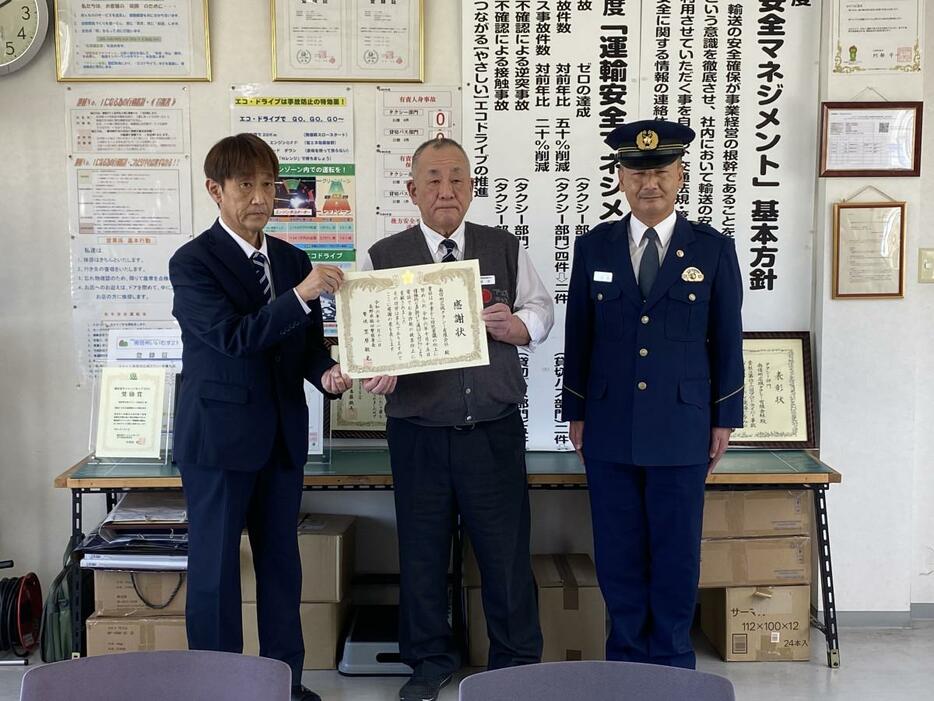 乗務員の市瀬哲也さん（左）鈴木佳史社長（中）笠原敏克署長（右）