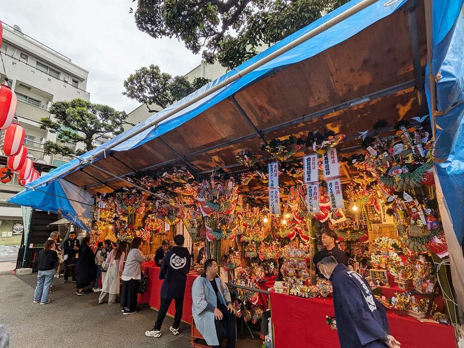 熊手が並ぶ練馬大鳥神社