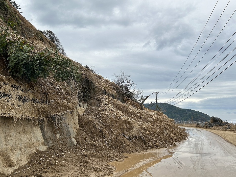 大谷地区海岸沿いの土砂崩れ（提供）