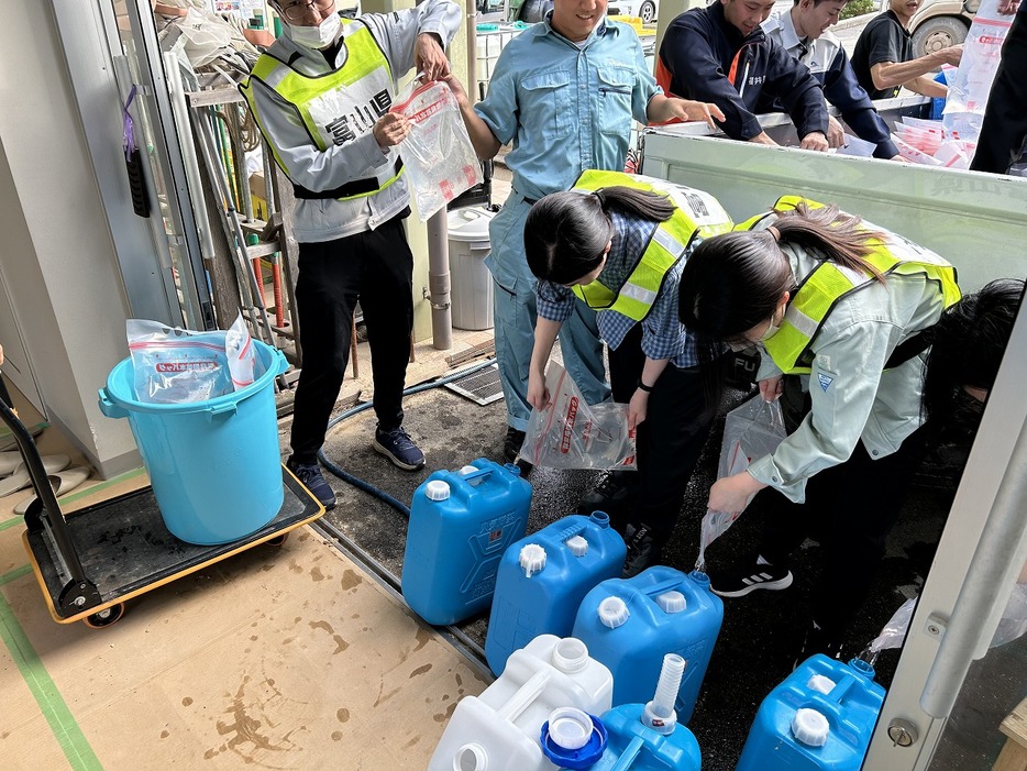 避難所での給水作業（提供）