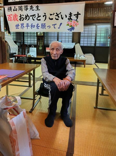 １００歳を前に開かれたお祝いの会で元気な姿を見せていた横山周導さん＝６月、岐阜県揖斐川町の勝善寺