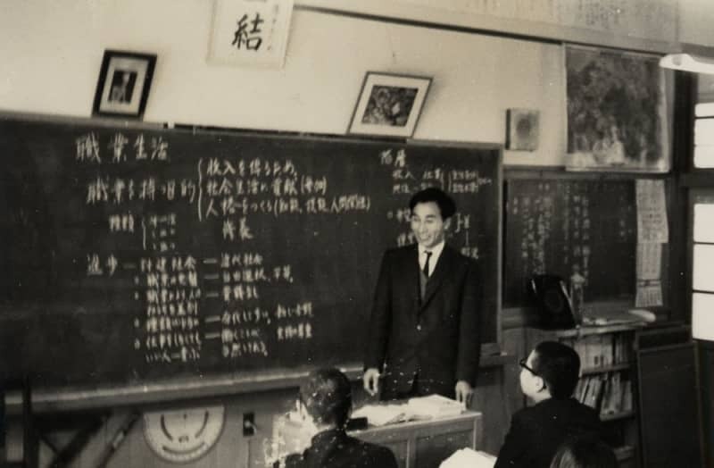 岐阜県内の中学校の教壇に立つ横山周導さん＝１９６９年（提供写真）