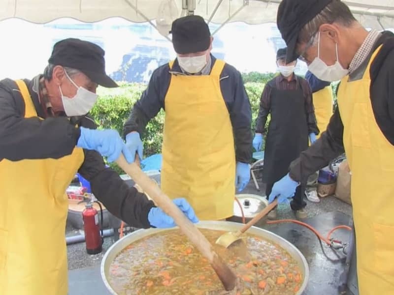 宿儺かぼちゃや飛騨牛が入った鍋を振る舞う関係者＝３日午前、高山市丹生川町、丹生川支所