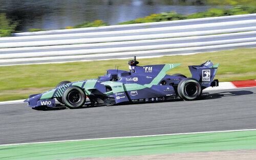 ドライバー不在で、自律走行するＦ１マシン（９日、鈴鹿サーキットで）＝尾賀聡撮影