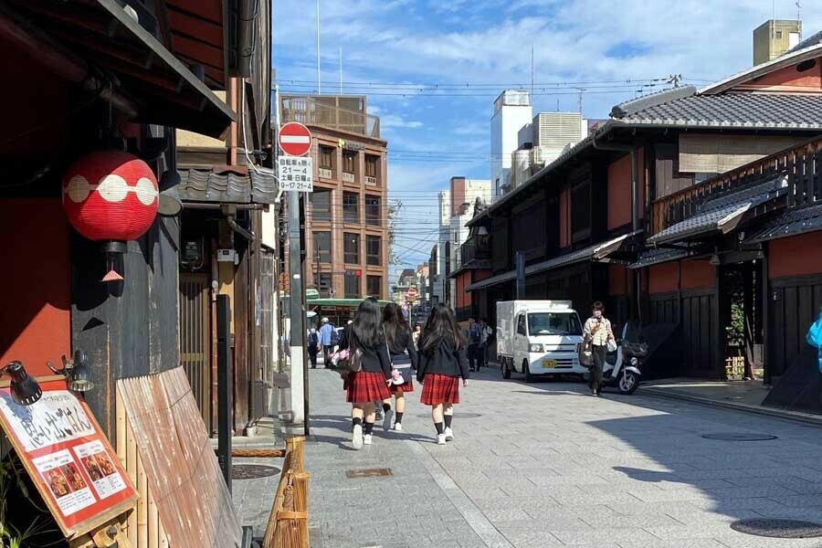 朝早くから祇園で班別行動をする修学旅行生（画像：高田泰）