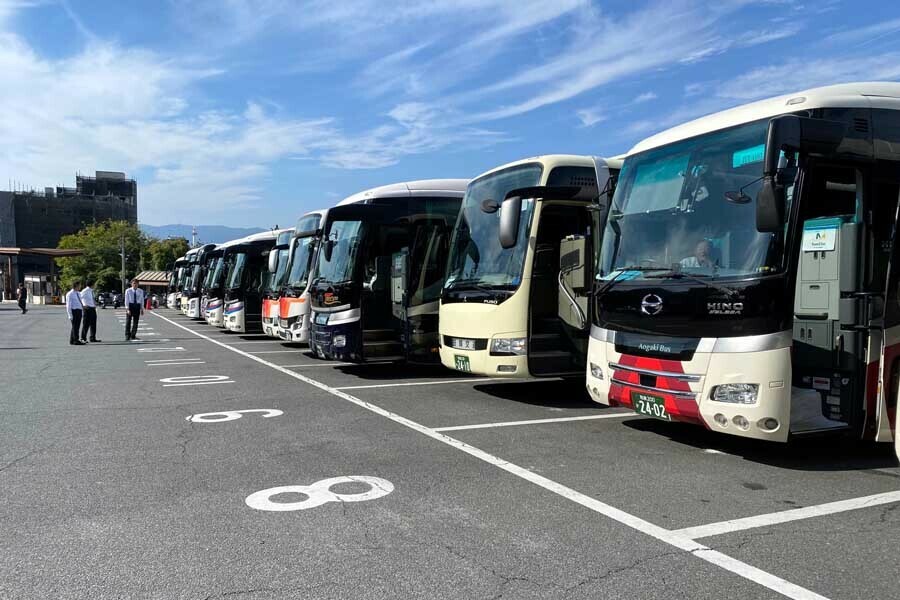 修学旅行の観光バスが並ぶ清水坂観光駐車場（画像：高田泰）