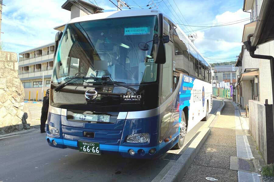 清水寺観光を終え、五条坂を下る観光バス（画像：高田泰）