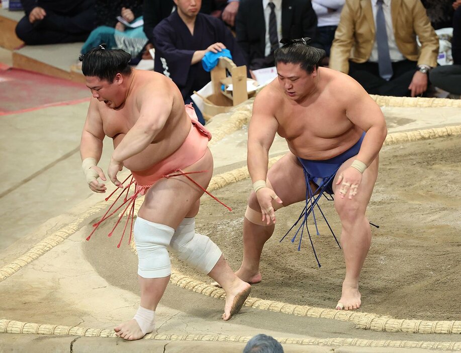 合口のいい宇良(左)をきっちり下した若隆景