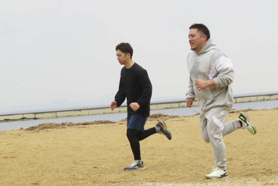 砂浜でダッシュトレーニングを行うソフトバンク・山川穂高(右)