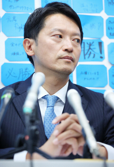 会見で記者の質問を聞く斎藤元彦氏＝神戸市中央区で2024年11月18日午後1時20分、梅田麻衣子撮影