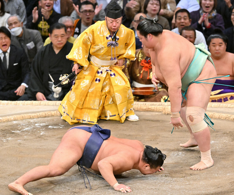 大相撲九州場所千秋楽で、豊昇龍（下）を破って初優勝を決めた琴桜＝福岡国際センターで2024年11月24日、野田武撮影