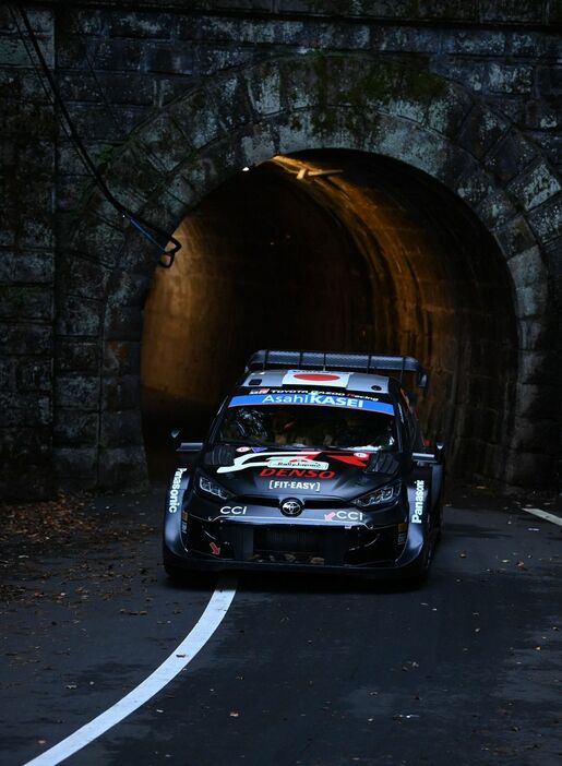 旧伊勢神トンネルを抜ける勝田貴元のトヨタ・ＧＲヤリス