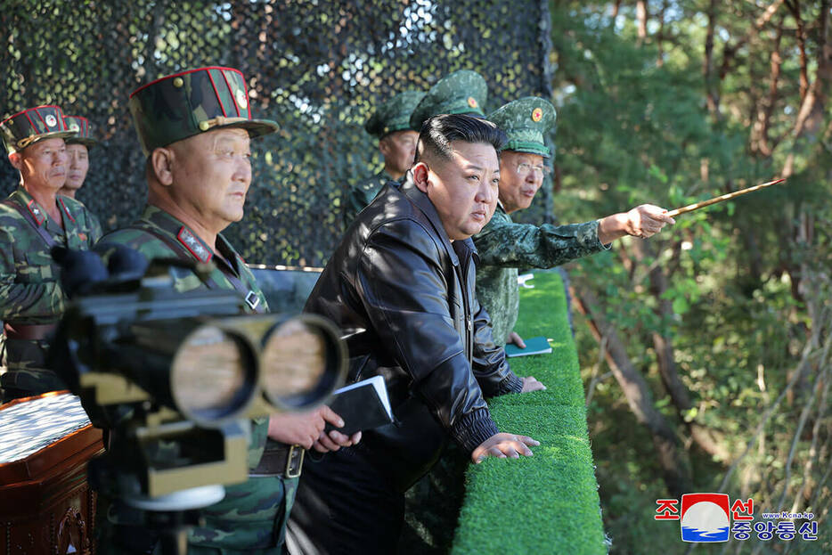 特殊作戦部隊の訓練基地を視察する金正恩総書記