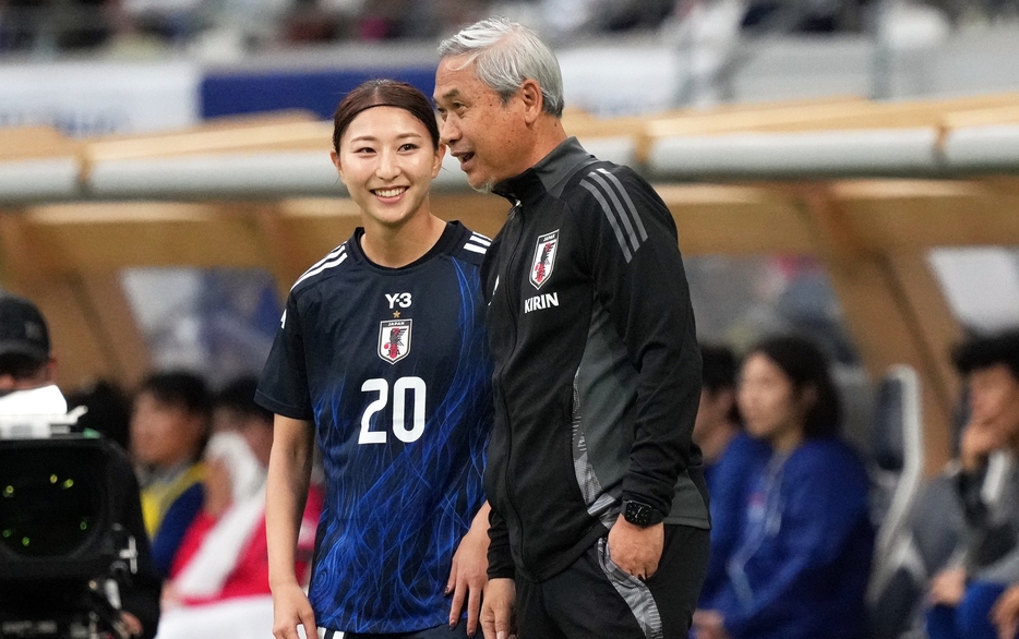 監督不在で臨んだ10月26日の韓国戦は佐々木則夫・女子委員長が監督代行を務め、4－0の勝利を飾った（写真◎Getty Images）