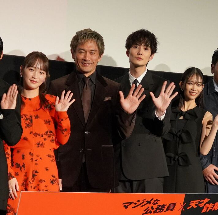 映画「アングリースクワッド　公務員と7人の詐欺師」の完成披露上映会に出席した左から川栄李奈、内野聖陽、岡田将生、森川葵＝東京・新宿