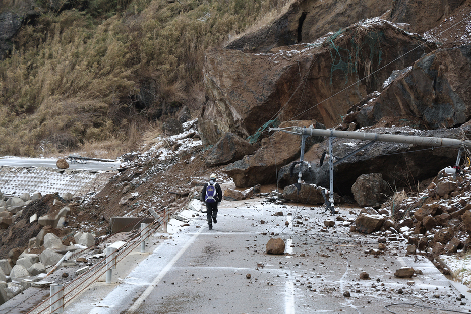 能登半島地震に伴う土砂崩れで通行不能になった道路＝１月１４日、石川県輪島市