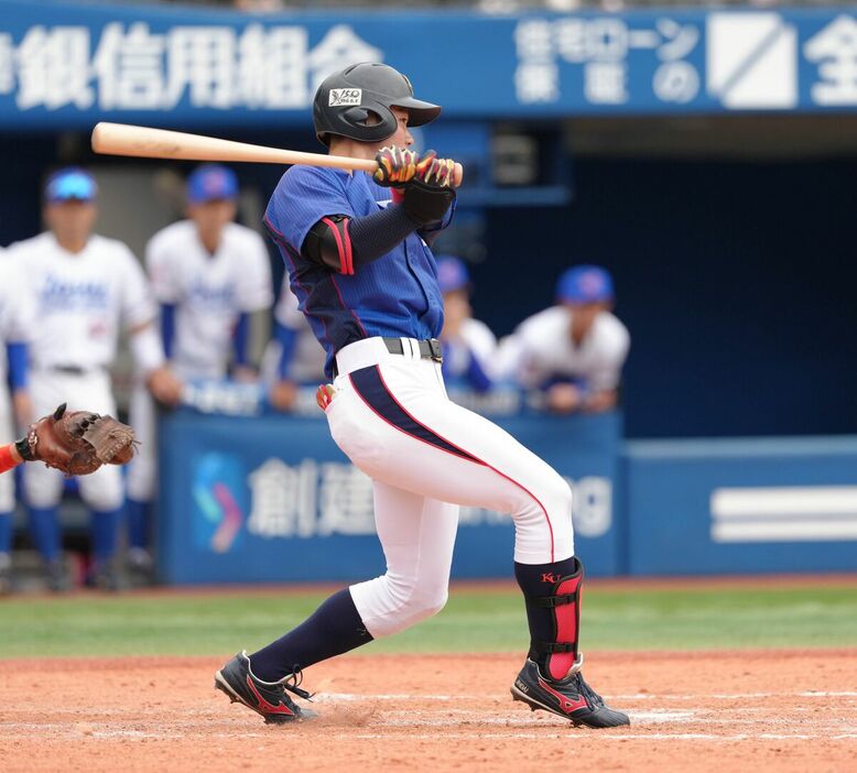 ９回無死、二塁打を放つ神奈川大・庄子雄大（カメラ・岡野　将大）